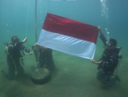 Lantamal VIII Giatkan Upacara Bendera Bawah Laut