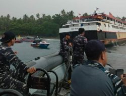 TNI AL Evakuasi Penumpang Kapal yang Kandas