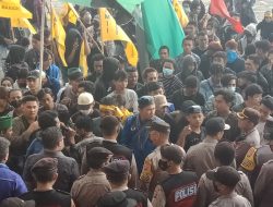 Tiga Aksi Mahasiswa Tolak Kenaikan BBM ‘Goyang’ DPRD Sulut