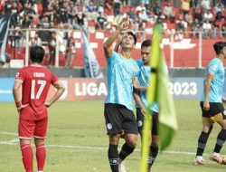 Sulut United Hantam Beruang Madu di Stadion Klabat