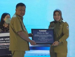Tatong Bara Terima Bantuan Videotron dari Bank Indonesia