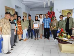 Penyerahan Dana Duka Sukarela Alumni FK-Unsrat Manado Kepada Keluarga dr Ajeng Kartika Ruslani