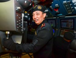 Ulasan Kapolri Saat Disematkan Brevet Hiu Kencana TNI AL