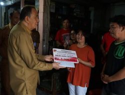 Bupati ROR Serahkan Bansos Bagi Keluarga Tertimpa Bencana
