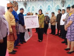 Wali Kota Tatong Serahkan Bantuan Anak Asuh Dalam Rangka Pengendalian Inflasi