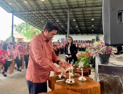 Wagub Kandouw Serahkan Bansos Nataru kepada Lansia di Tomohon