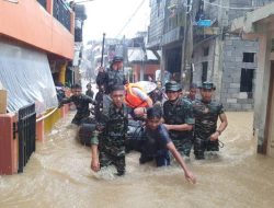Prajurit Kodam XIII/Mdk Terjun Dalam Penanggulangan Banjir Manado