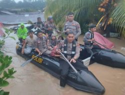 Ratusan Personel Polri Bantu Evakuasi Korban Banjir dan Tanah Longsor di Kota Manado