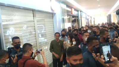 Bapak Ibu Mundur Sedikit Atau Saya Dorong…