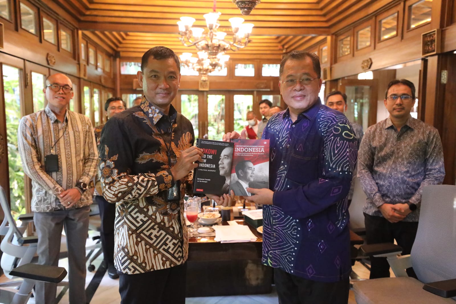 SEPAKAT: Direktur Utama PT PLN Darmawan Prasodjo saat menerima CEO perusahaan listrik Malaysia, Tenaga Nasional Berhad (TNB), Dato’ Indera Ir Baharin bin Din.