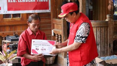 Bupati ROR Serahkan Bantuan Bencana Alam di 3 Desa