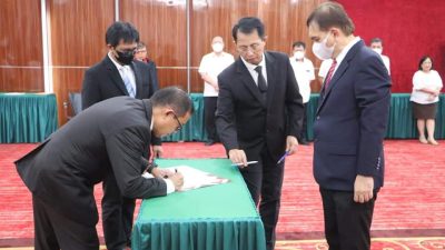 Prof Berty Sompie Lantik Senat dan Pejabat Unsrat