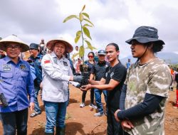 Peringatan HPN di Tomohon, 2 Senator Serahkan 5.000 Bibit Pohon