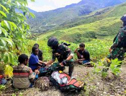 Mengabdi di Papua, Satgas Wiratama Galakkan Pengobatan Keliling Kampung