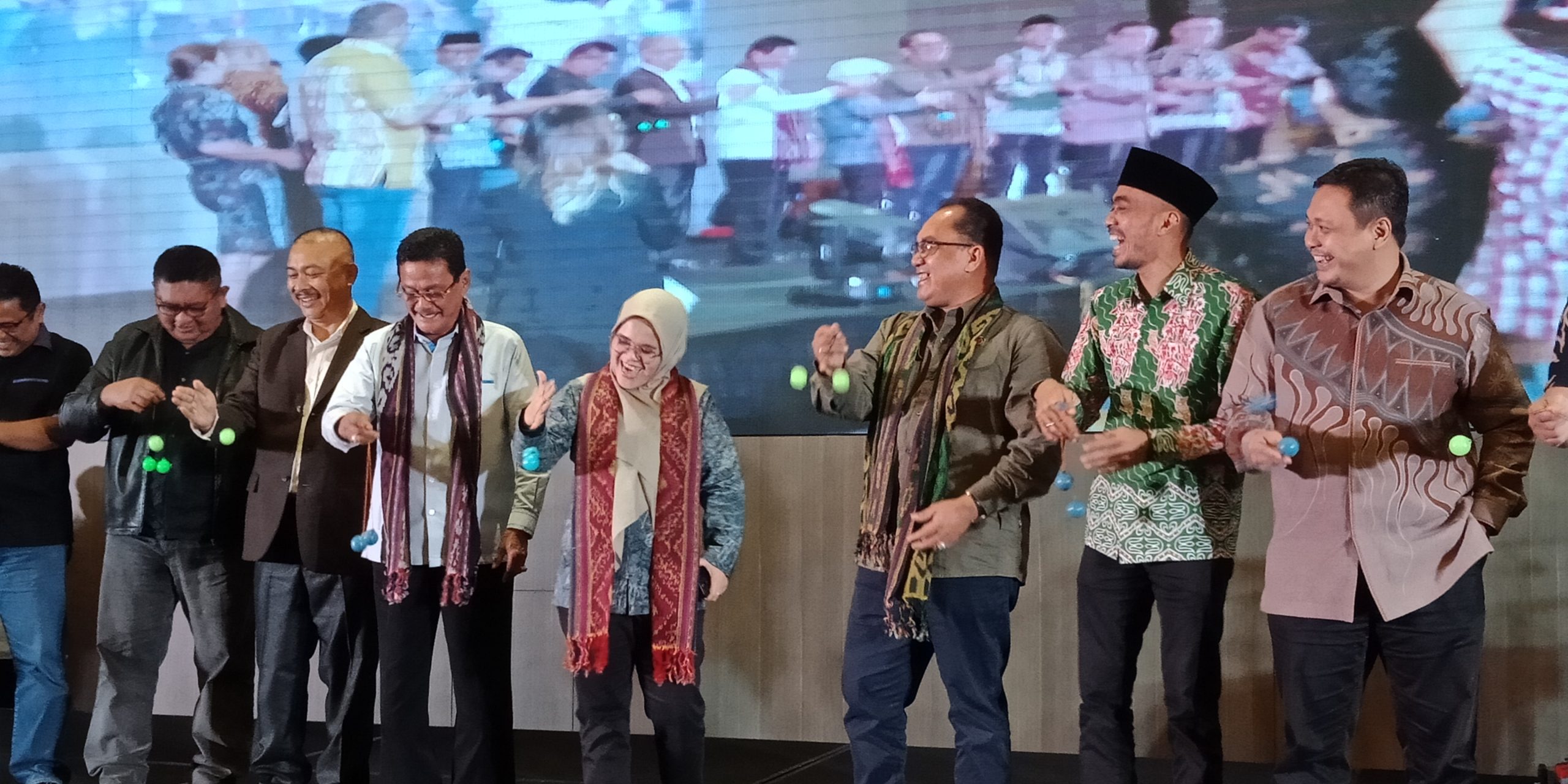 Pimpinan Bawaslu RI, jajaran Bawaslu Sulut, Forkopimda dan jajaran pengawasan saat memainkan lato-lato.