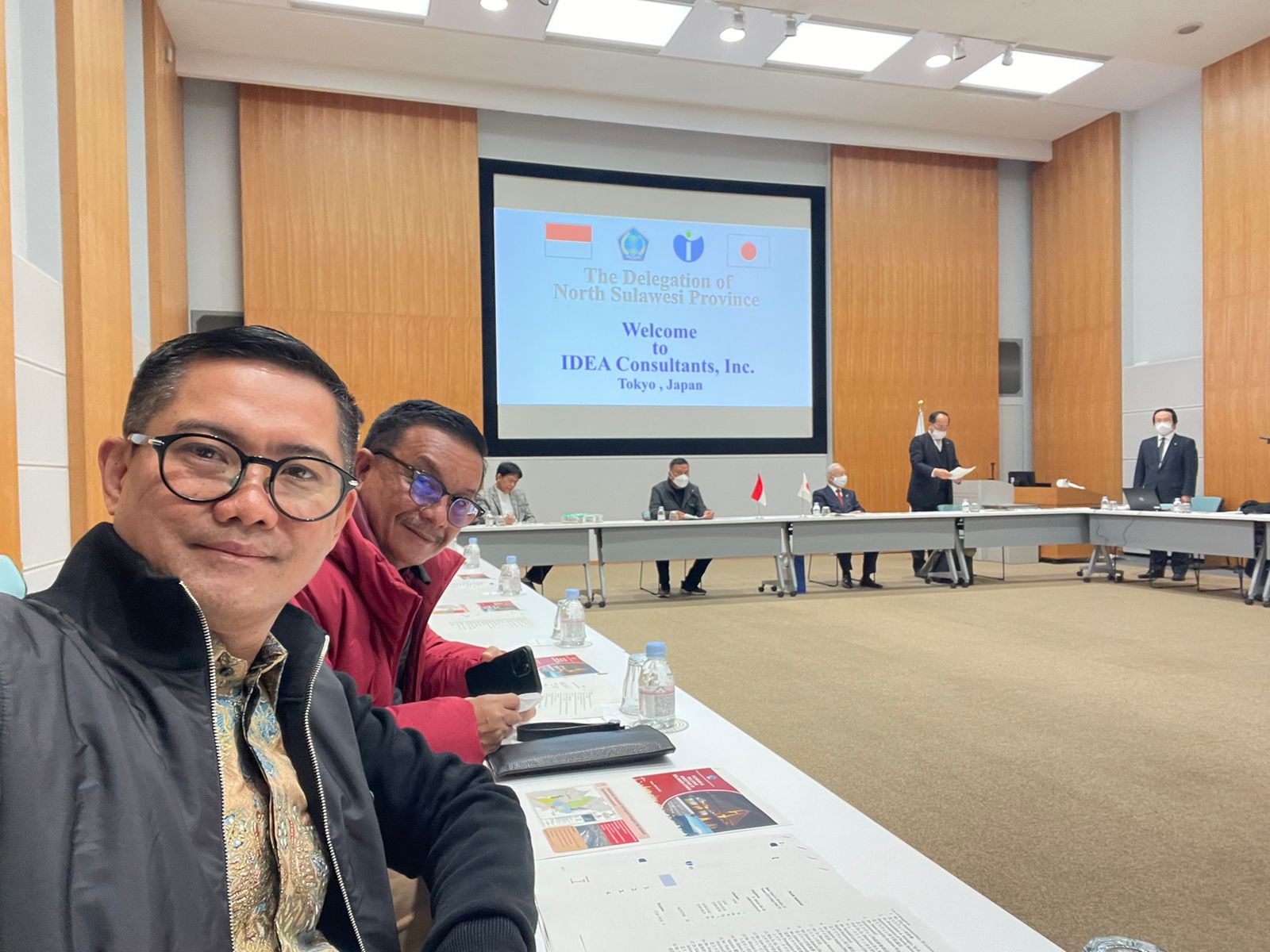 Bupati Minut Joune Ganda bersama Wali Kota Bitung Maurits Mantiri saat menghadiri forum IDEA Consultants, Inc Tokyo, membahas rencana pembangunan pelabuhan perikanan bertaraf internasional, Senin (6/3/2023).