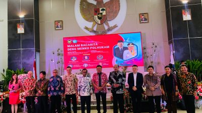 DIALOG: Kegiatan Malam Bacirita Deng Bapak Menko Polhukam yang berlangsung di aula Mapalus Kantor Gubernur Sulut, Sabtu (18/3).