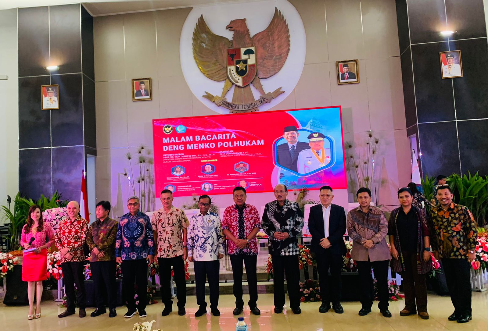 DIALOG: Kegiatan Malam Bacirita Deng Bapak Menko Polhukam yang berlangsung di aula Mapalus Kantor Gubernur Sulut, Sabtu (18/3).