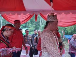 Ketua Senat Sespimti Dikreg 32 Tahun 2023 Terima Gelar Kehormatan Adat Bersama Kapolri