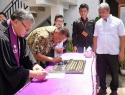 Gubernur Olly Dondokambey Sumbang Uang Rp100 Juta untuk GMIM Tanjung Pasir Manado