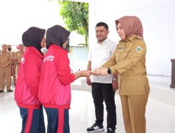 Didampingi Ketua DPRD Meiddy Makalalag, Wali Kota Tatong Bara Serahkan Bonus Kepada Atlet Peraih Medali di Porprov