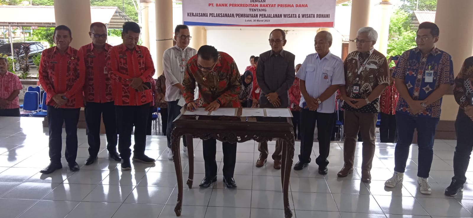 Penandatangnana MoU oleh Bupati Bolmong Limi Mokodompit bersama Direktur PT. Bank Prisma Dana, Johanis Christianus Salibana.