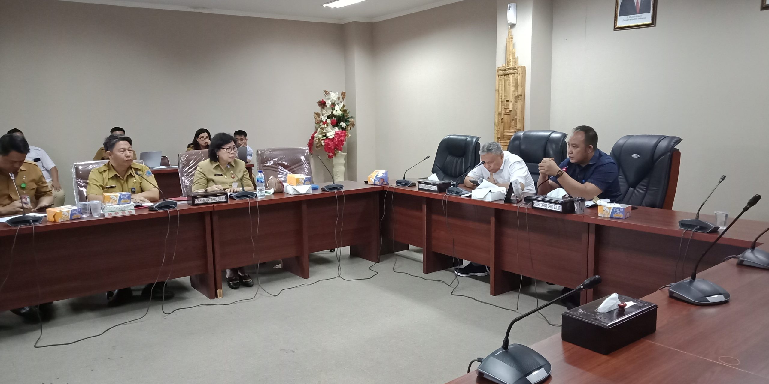 USULKAN: Pansus Pendidikan saat melakukan pembahasan.