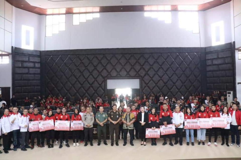 KONI_Minahasa_Serahkan_Bonus