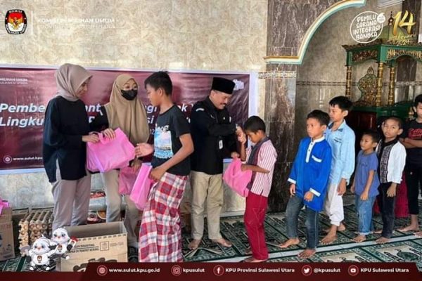 PEDULI: Pemberian santunan terhadap anak yatim.