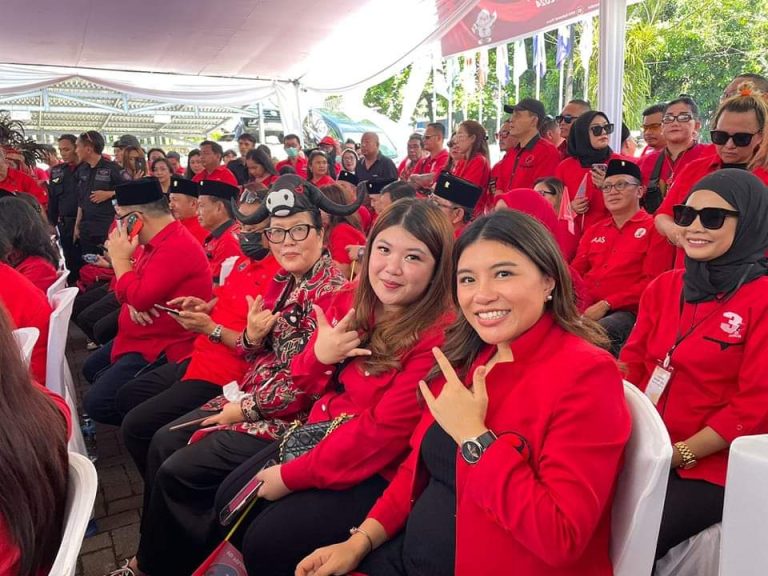 Kristi Karla Arina bersama kader PDIP