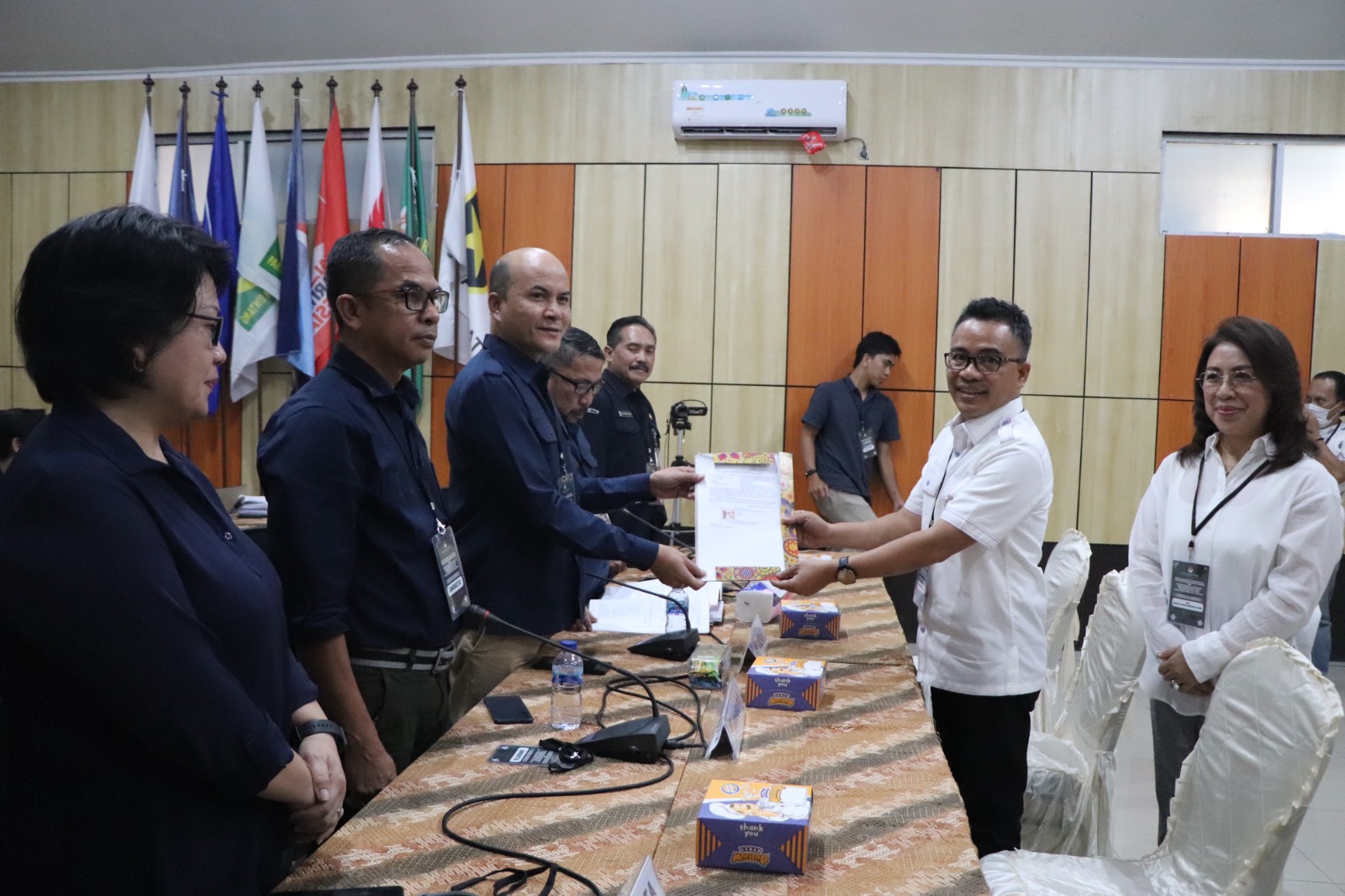 DITERIMA: Ketua KPU Sulut Meidy Tinangon saat menerima berkas persyaratan Stefanus BAN Liow.