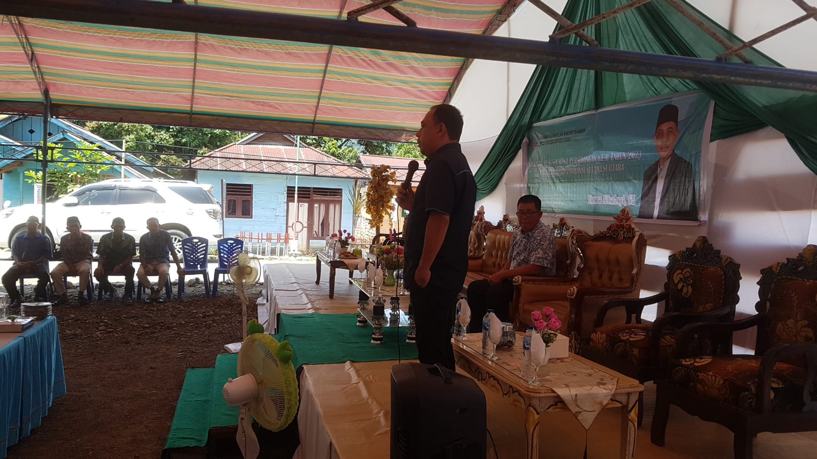 PERJUANGKAN: Yusra Alhabsyi saat menyerap aspirasi warga.