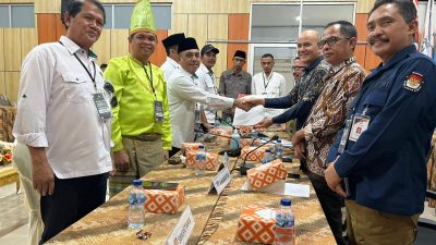 Ketua KPU Sulut Meidy Tinangon saat menerima berkas pendaftaran dari Sekretaris PKB Sulut Yusra Alhabsyi.