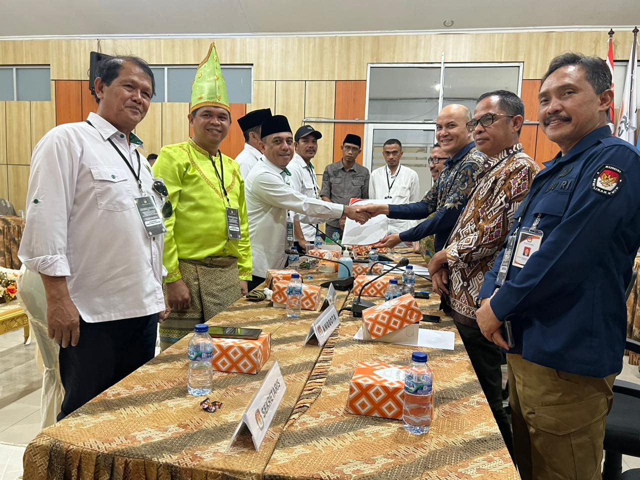 Ketua KPU Sulut Meidy Tinangon saat menerima berkas pendaftaran dari Sekretaris PKB Sulut Yusra Alhabsyi.