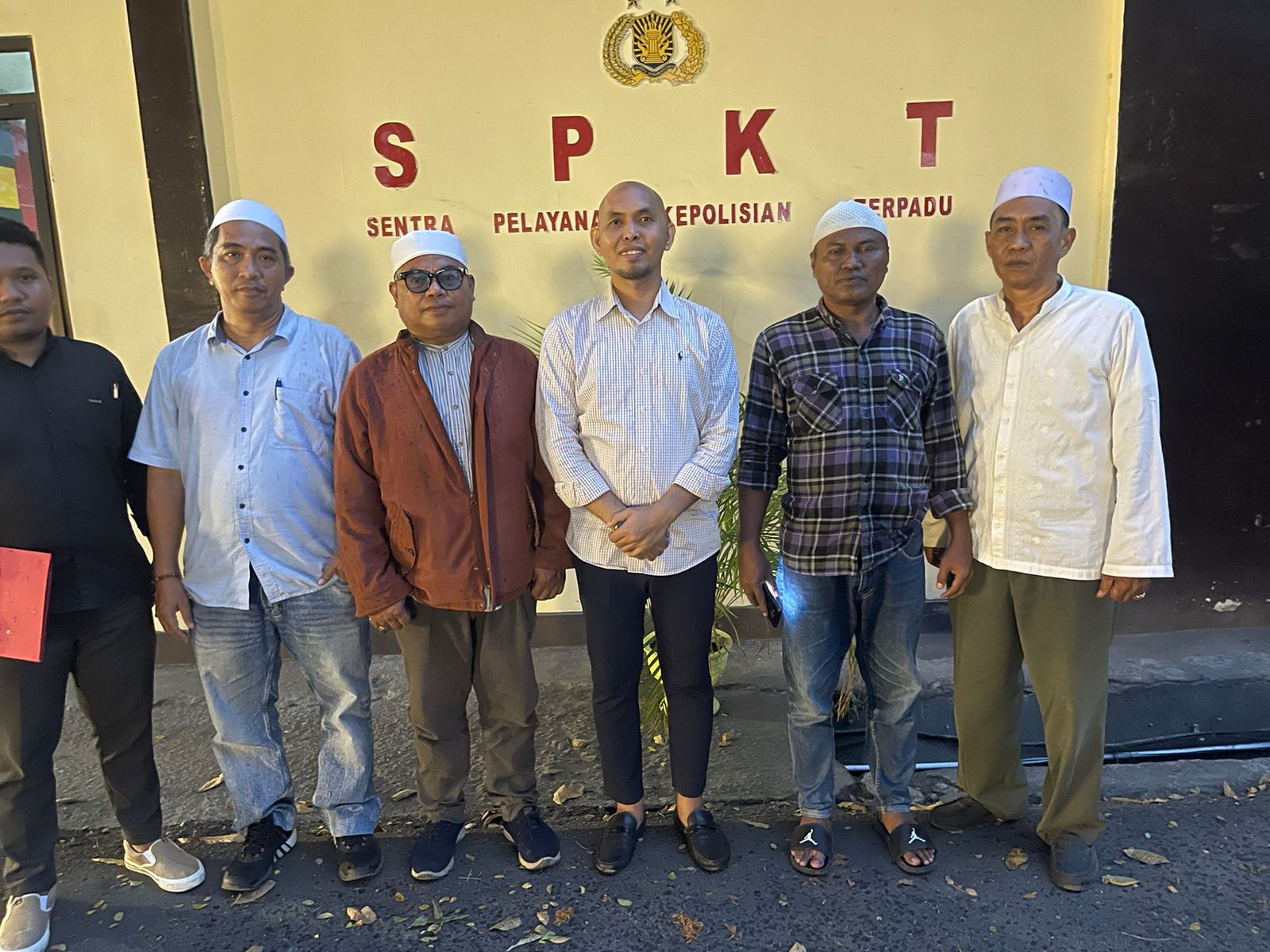 Viktor Musa, Rusli Salamanya, Salahudin Olii, Ardy Wiranata Arsyad, Indrawan Modanggu dan Solihin Nurdin MM sebagai perwakilan Pecinta Habaib Gorontalo saat melapor ke Polda Gorontalo.