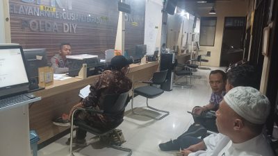 LBH Melati Suci Al Mubarak bersama Pengurus Pusat Majelis Muhyin Nufuus saat melaporkan Imanduddin ke Kepolisian Daerah Istimewa Yogyakarta.