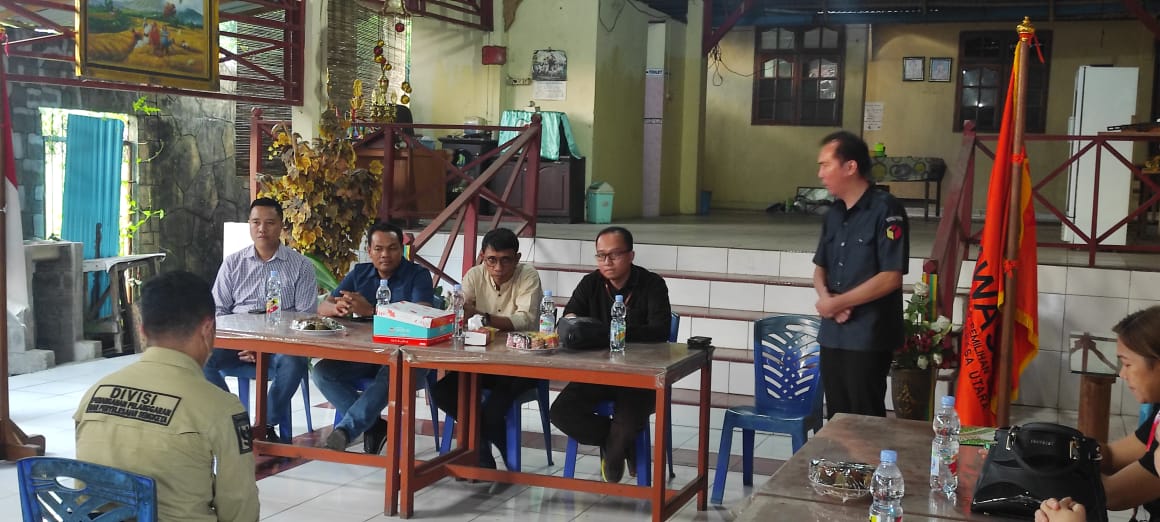 DISKUSI: Bawaslu Sulut saat menerima kunjungan Gakkumdu RI.