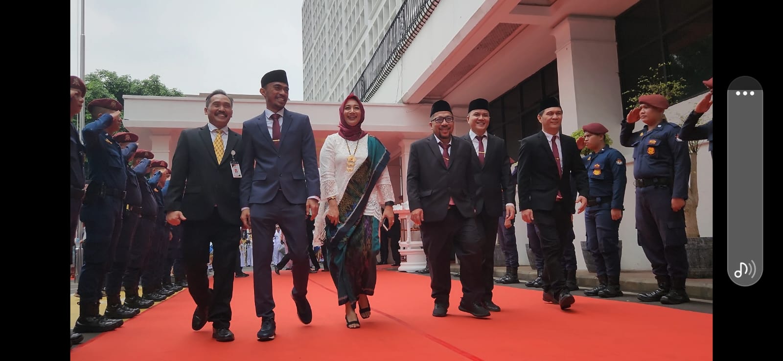 SAH: Komisioner KPU Sulut usai pelantikan. Foto istimewa.