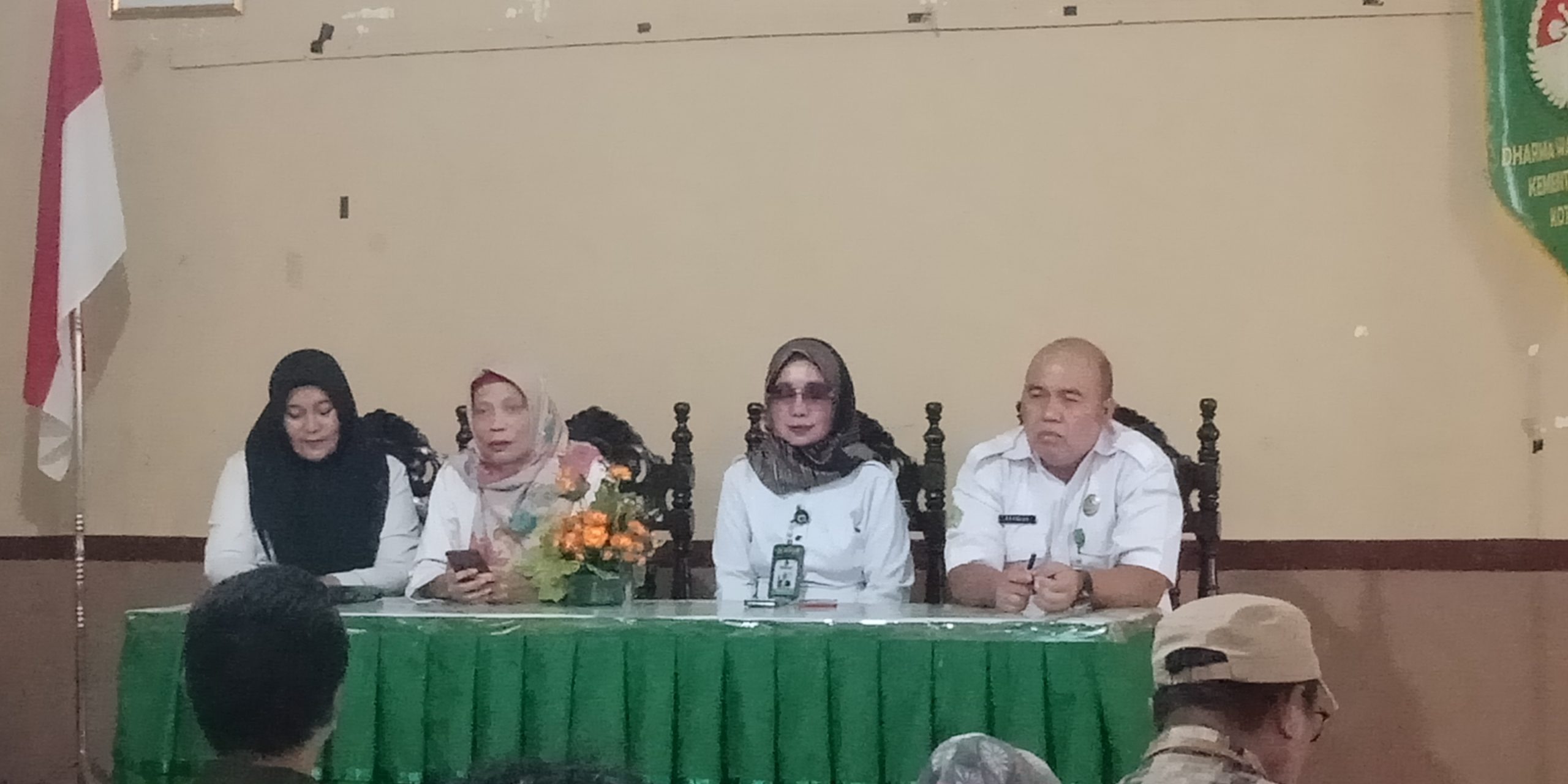 Rogaya Udin (berkaca mata) bersama pejabat Kemenag Kota Manado saat memberikan klarifikasi.