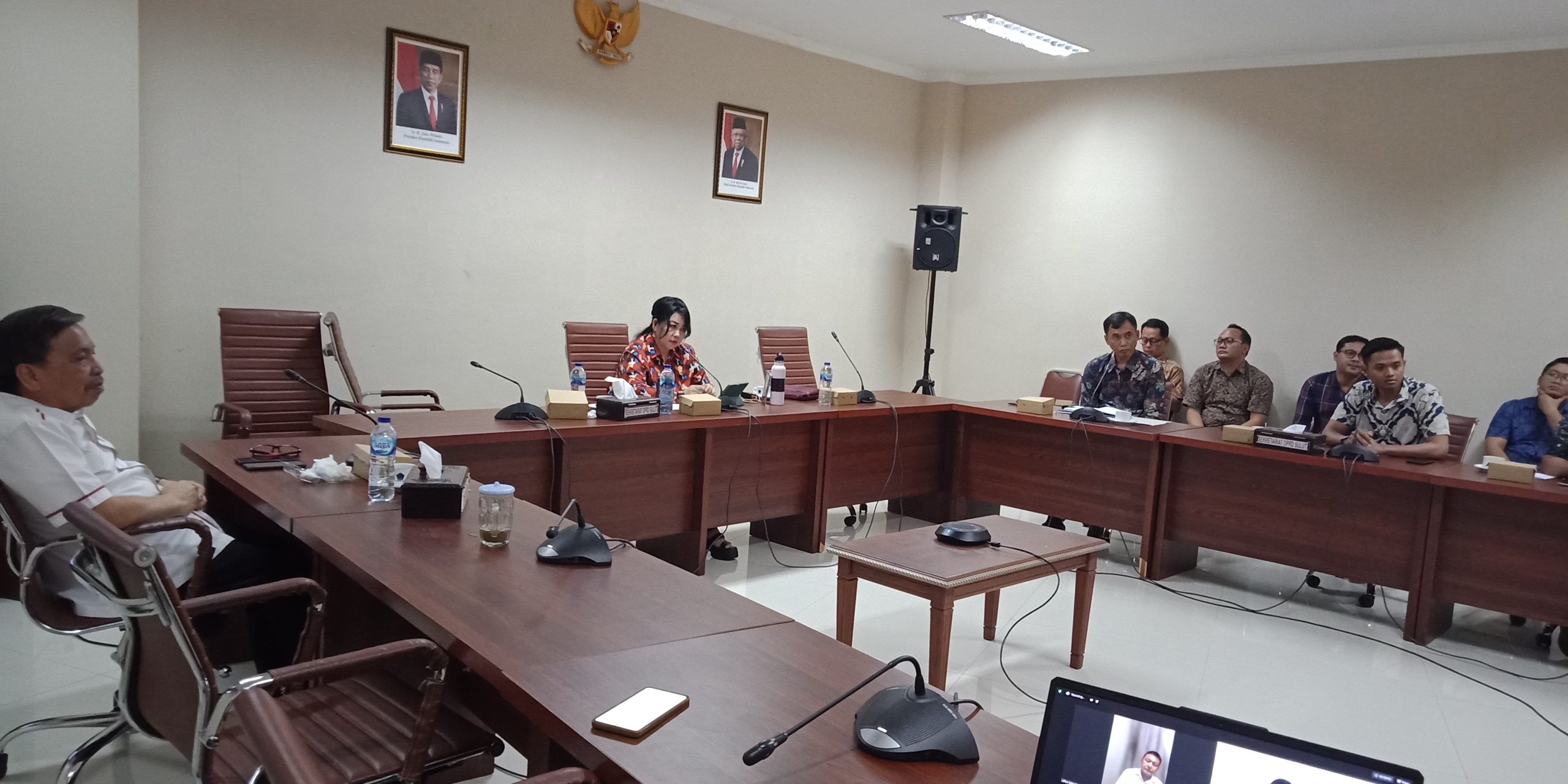 DIPERTANYAKAN: RDP Komisi II dengan pihak Alfamart dan Indomaret.