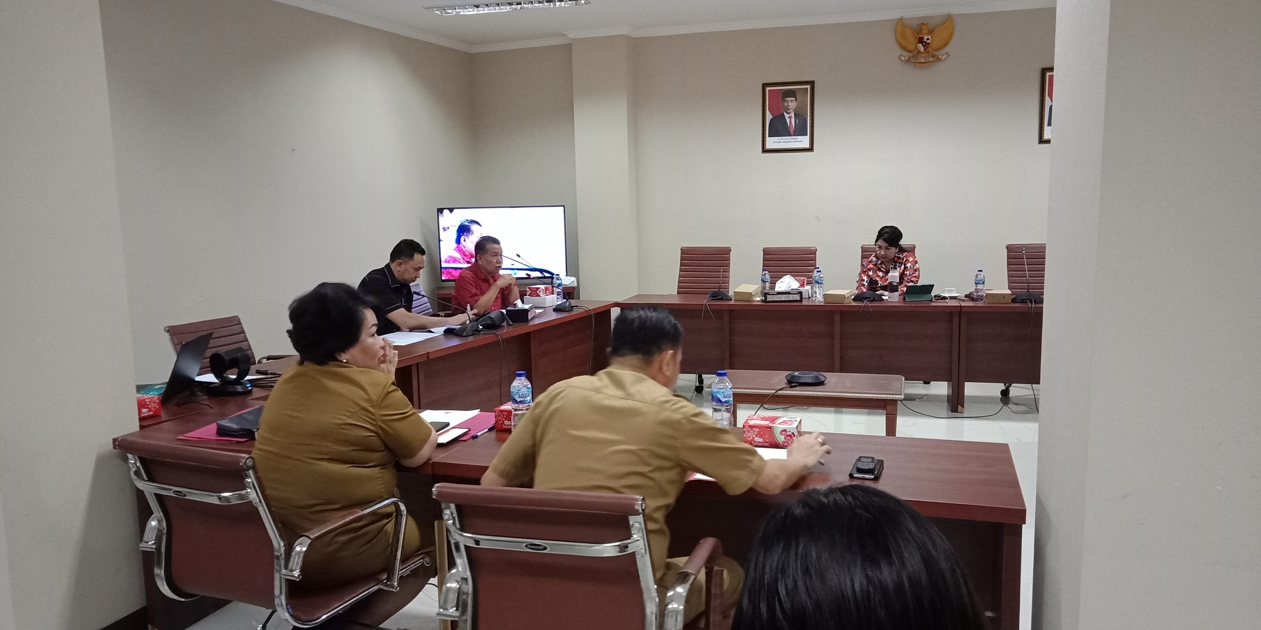 KAJIAN: Pansus Jamkrida melakukan pembahasan dengan stakeholder dan tim ahli. Foto Rudi Loho