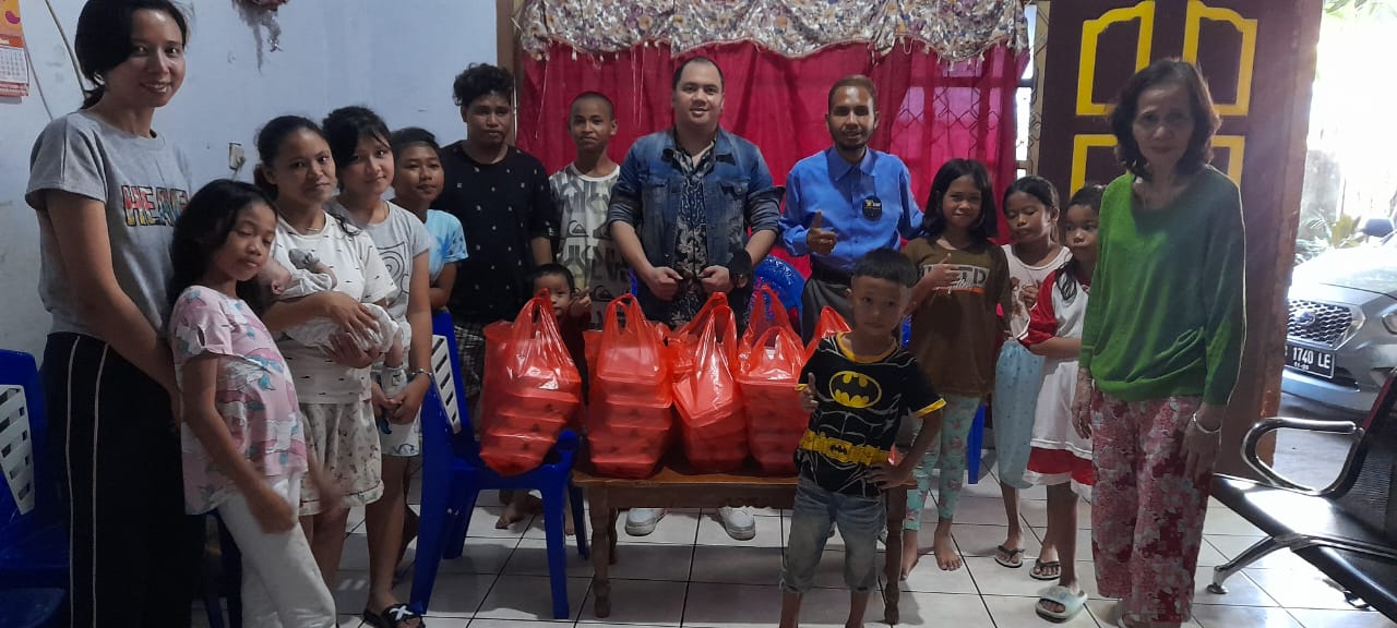 Willmore saat membagikan sembako pada warga.