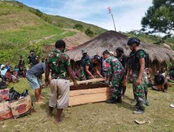 Satgas 712/Wiratama Membantu Proses Pemakaman Warga Distrik Tinggi Nambut