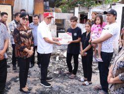 Bupati ROR Serahkan Bansos Kepada 5 Keluarga
