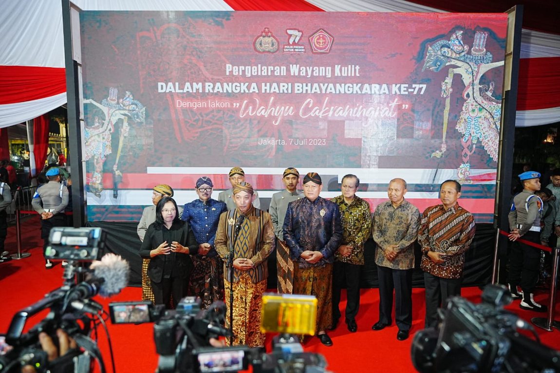 Kapolri Jenderal Listyo Sigit Prabowo menghadiri pagelaran Wayang Kulit dengan lakon Wahyu Cakraningrat di Lapangan Bhayangkara, Jakarta Selatan, Jumat, 7 Juli 2023, malam.