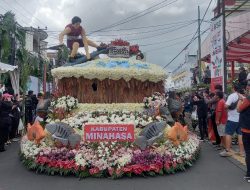 Float Minahasa Tampilkan Ikan Payangka di Parade Bunga