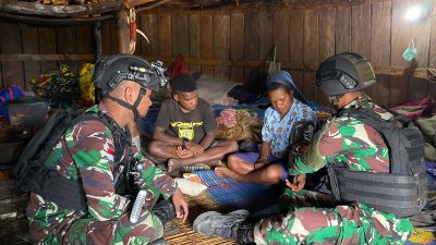 Honai ke Honai Sehat adalah Motto Satgas Yonif R 712/Wiratama Berikan Yankes Keliling ke Masyarakat Puncak Senyum