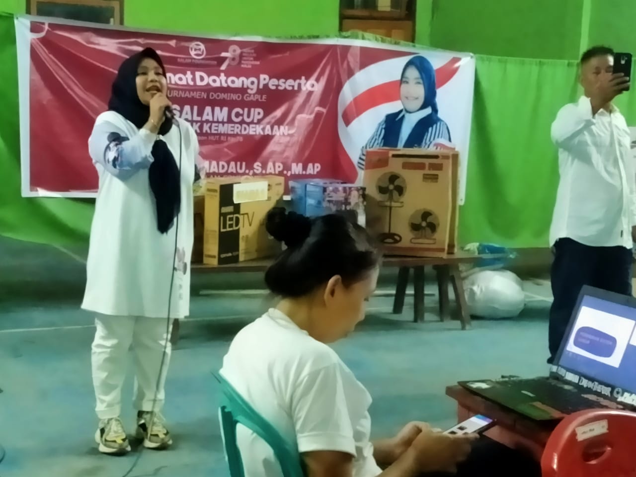JUNJUNG SPORTIVITAS: Caleg Nasdem Kota Manado Sri Nanda Lamadau saat membuka iven.