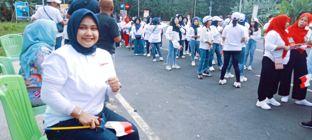 Sri Nanda Lamadau saat melepas peserta jalan sehat.