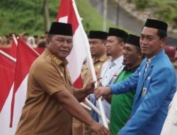 Wabup Bolsel Bagikan 500 Bendera Merah Putih Kepada Masyarakat